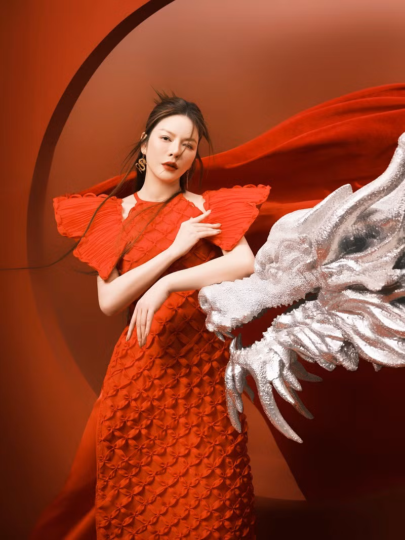 Suốt quãng thời gian dài hoạt động nghệ thuật lẫn kinh doanh, Lý Nhã Kỳ vẫn giữ được sự mạnh mẽ, cá tính và tinh thần dám đương đầu với mọi thử thách. Song ở hiện tại, người đẹp thấy mình bớt nóng tính hơn, biết đặt để cảm xúc đúng chỗ.