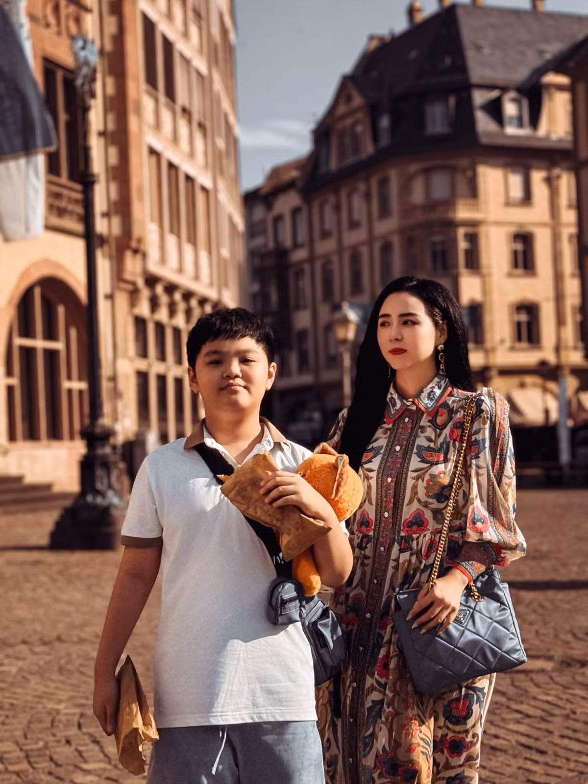 “Tôi có cảm giác như mình mới là người nhận được món quà đặc biệt trong chuyến đi lần này khi được đồng hành cùng các con trong từng khoảnh khắc. Nhìn niềm vui lấp lánh trong nụ cười hay ánh mắt của các con, chứng kiến sự trưởng thành của các con ở mỗi điểm đến thông qua từng hành động nhỏ, cảm xúc của tôi thật khó tả. Đây chính là trải nghiệm mà có tiền chưa chắc đã mua được trong đời”, Bùi Thanh Hương tâm sự.