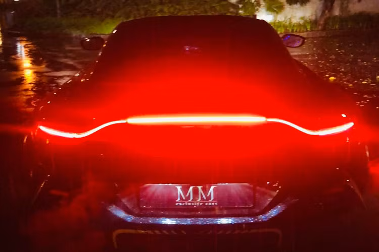 Như vậy, đây đã là chiếc xe thể thao hạng sang Aston Martin Vantage thứ 3 về nước nhưng soi kỹ chiếc xe thể thao Aston Martin Vantage này sẽ thấy đây không phải là 1 chiếc xe tiêu chuẩn giống với xe Aston Martin Vantage của Hoàng Kim Khánh mà thay vào đó nhiều khả năng là Aston Martin Vantage 007 Edition đặc biệt, mẫu xe chỉ được sản xuất giới hạn 100 xe trên toàn thế giới.