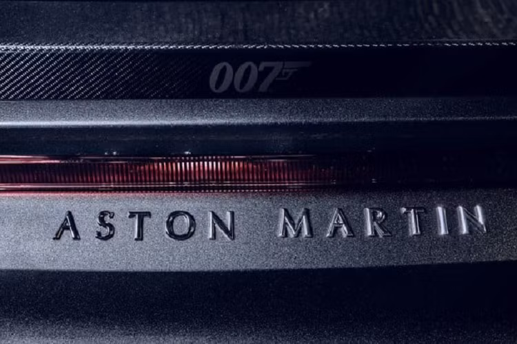 Tại thị trường nước ngoài, phiên bản giới hạn Aston Martin Vantage 007 Edition sẽ có giá khởi điểm 161.000 Bảng Anh, tương đương 4,9 tỷ đồng. Aston Martin Vantage 007 Edition vẫn được trang bị động cơ V8, tăng áp kép, dung tích 4.0 lít do Mercedes-AMG sản xuất như bản tiêu chuẩn, "trái tim" này sản sinh ra công suất tối đa 510 mã lực, mô-men xoắn cực đại lên đến 685 Nm.