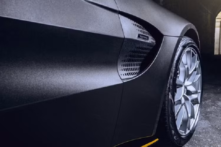 Cả 100 chiếc xe thể thao hạng sang Aston Martin Vantage 007 Edition được sản xuất toàn cầu đều trang bị sẵn ván trượt tuyết và khung cố định giá trượt tuyết, lấy cảm hứng từ chiếc Aston Martin Vantage V8 trong phim The Living Daylights =. Hiện chưa rõ mức giá bán của chiếc xe thể thao hạng sang Aston Martin Vantage 007 Edition đầu tiên được mang về nước, chỉ biết rằng, giá xe Aston Martin Vantage bản tiêu chuẩn trong nước có giá từ 15 tỷ đồng chưa bao gồm tùy chọn thêm.