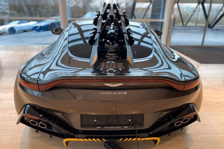 Lý do để giới mê xe tin rằng chiếc xe thể thao hạng sang Aston Martin Vantage thứ 3 về nước nhưng lại là xe đầu tiên thuộc phiên bản 007 Edition chỉ giới hạn 100 chiếc trên toàn thế giới là vì ngoại hình, tấm biển của đại lý xe nước ngoài hoàn toàn trùng khớp với một chiếc xe Aston Martin Vantage 007 Edition đã được công ty nhập khẩu tư nhân này chào bán vào cuối tháng 3.