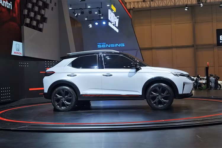 Lưới tản nhiệt của Honda SUV RS được thiết kế tràn viền và mở rộng sang hai bên, gợi liên tưởng đến những mẫu xe Peugeot như 3008, 308 và 408 mới. Tiếp đến là cụm đèn pha LED thanh mảnh và sắc sảo, hốc gió trung tâm hình thang khá rộng cũng như 2 khe gió hình tam giác nằm dọc ở hai bên đầu xe.