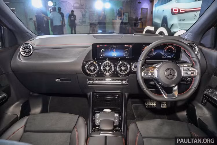 Mercedes-Benz EQA 250 AMG Line mới có các trang bị tiêu chuẩn nổi bật bao gồm đèn pha LED thích ứng, hệ thống đèn nội thất 64 màu, vô-lăng thiết kế thể thao, camera lùi...