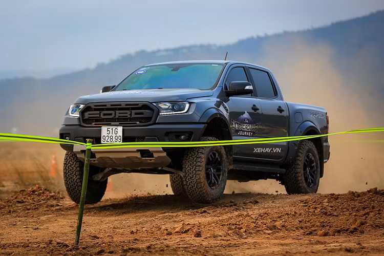  Ford Ranger - 14.023 xe Ford Ranger là mẫu bán tải duy nhất lọt vào danh sách xe bán chạy nhất năm 2022. Cùng với Vios, Ranger là mẫu xe có phong độ ổn định nhất khi có mặt trong top 10 xe bán chạy nhất Việt Nam từ năm 2013 đến nay (trừ năm 2018).