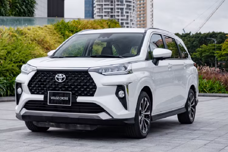 Xe có hai phiên bản là CVT và CVT Top. Với giá bán cho hai phiên bản lần lượt là 648 và 688 triệu đồng. Kể từ cuối tháng 12, mẫu MPV nhà Toyota sẽ chính thức được lắp ráp trong nước. Chủ động nguồn cung, thời gian giao hàng nhanh chóng, tiết kiệm hơn, hứa hẹn Toyota Veloz sẽ có một năm mới cực kỳ bùng nổ về doanh số.