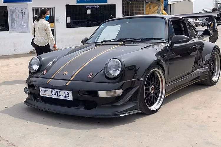 Trong số hàng trăm chiếc xe thể thao Porsche 911 đang lăn bánh tại dải đất hình chữ S này có trên 10 xe thuộc phiên bản Porsche 911 Turbo thuộc 2 phiên bản chính là 991 và 992, tuy nhiên, còn có khoảng trên 4 chiếc xe khác nhưng được biết đến rộng rãi hơn với tên gọi Porsche 930 Turbo. Porsche 930 hàng hiếm được sản xuất từ năm 1975 đến năm 1989, được công chúng biết đến với cái tên 911 Turbo nhiều hơn.