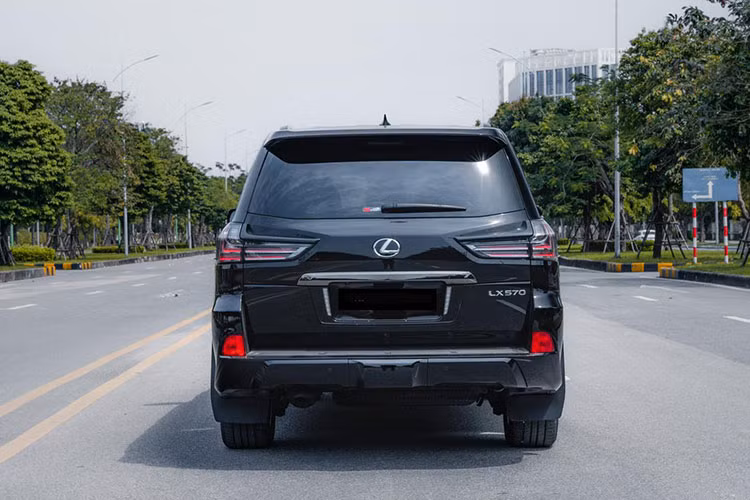 Cuối cùng là việc lưới tản nhiệt xe được sơn đen nhưng viền bên hông lại hoàn thành màu vàng crôm. Điểm thay đổi còn có hệ thống đèn pha và đèn sương mù được sơn đen, đèn hậu với bóng LED mới và la-zăng 10 chấu có kích thước 21 inch cũng được hoàn thiện màu tối.