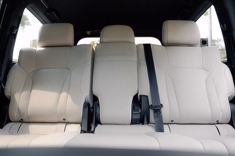 Phiên bản đặc biệt của Lexus LX 570 có khả năng off-road ấn tượng nhờ hệ thống đa địa hình 5 chế độ (Rock, Rock &amp; Dirt, Mogul, Loose Rock, Mud &amp; Sand), Crawl Control, hỗ trợ khởi hành ngang dốc và nhiều tính năng hỗ trợ địa hình khác.