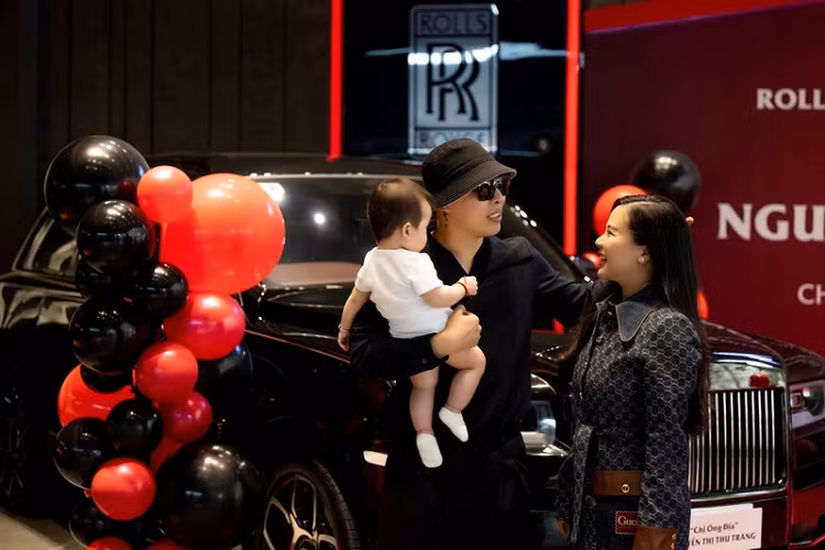SUV siêu sang Rolls-Royce Cullinan được xếp hạng sang trọng bậc nhất thế giới hiện nay và kể từ khi ra mắt nó đã nhanh chóng trở thành mẫu xe đắt khách ở cả thị trường Việt Nam lẫn thị trường quốc tế.