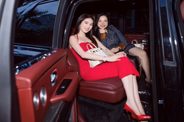 Chiếc SUV siêu sang tới từ Anh Quốc không chỉ “đẹp” mà còn rất mạnh mẽ. Cụ thể, Rolls-Royce Cullinan Black Badge sở hữu động cơ V12 tăng áp kép quen thuộc của Cullinan thông thường và đã được khai thác để sinh ra thêm 29 mã lực, nâng tổng công suất lên 592 mã lực, mô-men xoắn cũng tăng 50Nm, nâng tổng mô-men xoắn cực đại lên 900Nm.