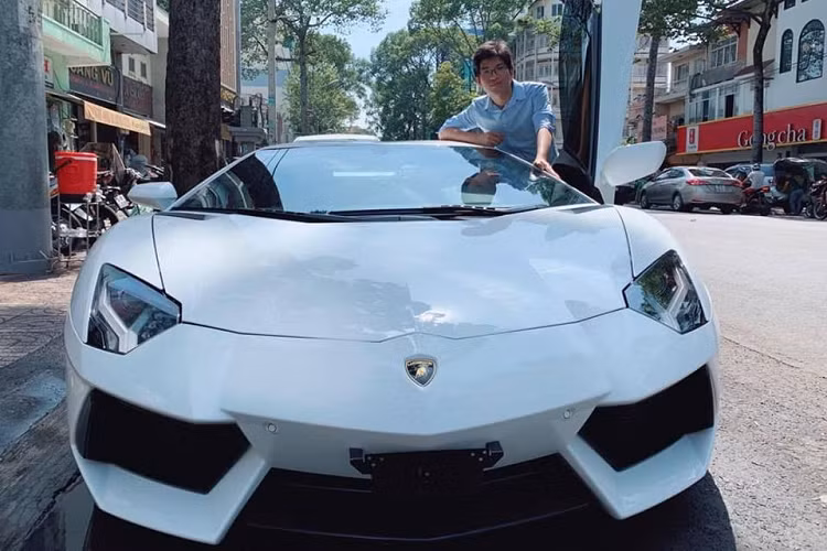 Mới đây, ông chủ công ty nhập khẩu xe ở quận 5, TP HCM đã chia sẻ hình ảnh về một chiếc siêu xe Lamborghini Aventador LP700-4 đang được mang ra trước cửa showroom để "tắm nắng" thu hút khá nhiều sự quan tâm của giới mê xe. Nhìn vào chiếc biển số của siêu xe Lamborghini Aventador LP700-4 này cũng đủ thấy xe từng thuộc sở hữu của 1 người chơi xe 8X tại tỉnh Bình Dương.