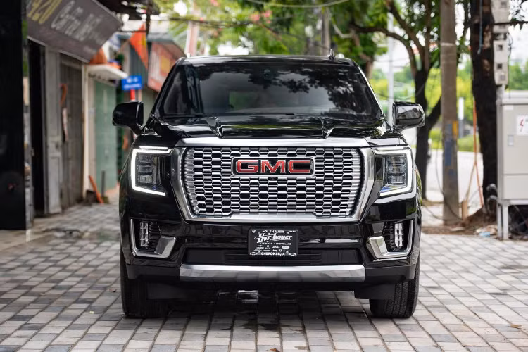 Mãi đến hôm nay, một bức ảnh hiếm hoi chụp dàn xe của doanh nghiệp ở Quảng Ninh mua từ các công ty nhập khẩu tư nhân Hà Nội được chia sẻ cho thấy có thêm 1 mẫu xe khủng được chủ doanh nghiệp này mua về. Theo đó, đỗ cạnh 3 chiếc xe Mercedes-Benz GLS có tổng trị giá trên 15 tỷ đồng và dàn xe khủng khác như Range Rover hay Mercedes-AMG G63 và cả Toyota Land Cruiser 2022 là sự xuất hiện của gã khổng lồ trong dòng xe SUV cỡ lớn GMC Yukon thế hệ mới.