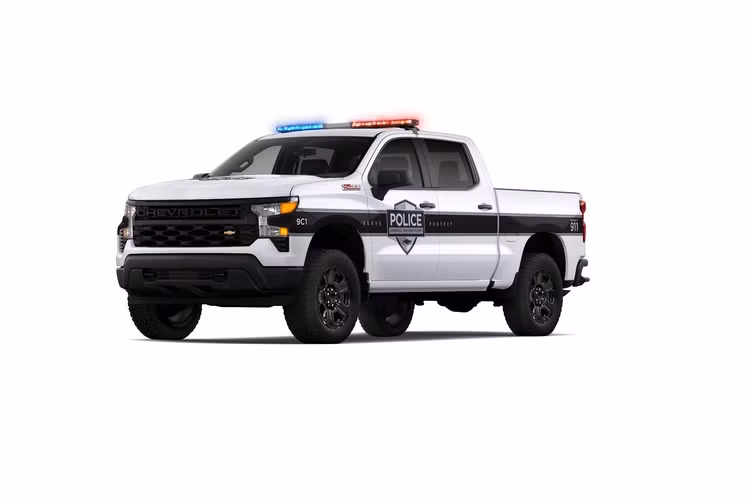Ngoài ra, xe cảnh sát Chevrolet Silverado 2023 còn sở hữu bộ lọc khí hiệu suất cao, mâm xe 20 inch bằng thép kèm lốp cao su địa hình Goodyear. Xe có sức kéo 4.218 kg.