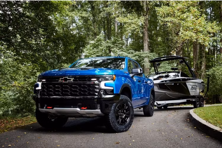 Chevrolet đã có kinh nghiệm lâu năm trong việc cung cấp những chiếc xe cảnh sát cho nước Mỹ, điển hình là Tahoe với 25 năm, bên cạnh đó hãng còn có 100 năm thành công về xe tải. Vì vậy, hãng đã quyết định giới thiệu một chiếc xe cảnh sát nữa là Chevrolet Silverado PPV 2023 mới.
