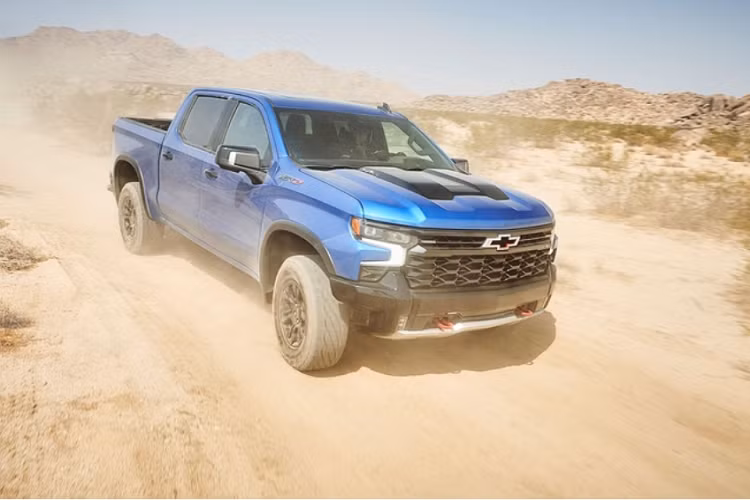 Chưa hết, Silverado PPV còn được trang bị gói off-road Z71 gồm tấm bảo vệ gầm kiên cố, khóa vi sai cầu sau và hệ thống giảm xóc Rancho, giúp chiếc xe có khoảng sáng gầm xe tốt nhất phân khúc (288 mm) và góc tiếp cận 25,9 độ.