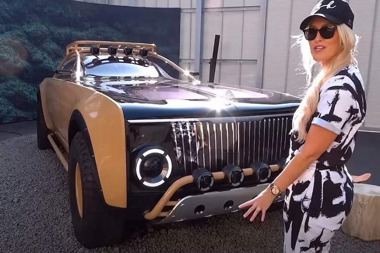 Về cơ bản, Project Maybach địa hình chạy điện hoàn toàn nhưng đầy phong cách, và vô cùng sang trọng. Được thiết kế bởi Abloh, người sáng lập thương hiệu Off-White và giám đốc sáng tạo của Louis Vuitton, và Gorden Wagener, Giám đốc thiết kế của Mercedes-Benz, Project Maybach trông nổi bật với tầm vóc ấn tượng. Nó dài khoảng 6 mét và cũng rất cao, và nó sử dụng tất cả lợi thế đó để cung cấp các tiện nghi giống như xe cắm trại cho một vài nhà thám hiểm giàu có.