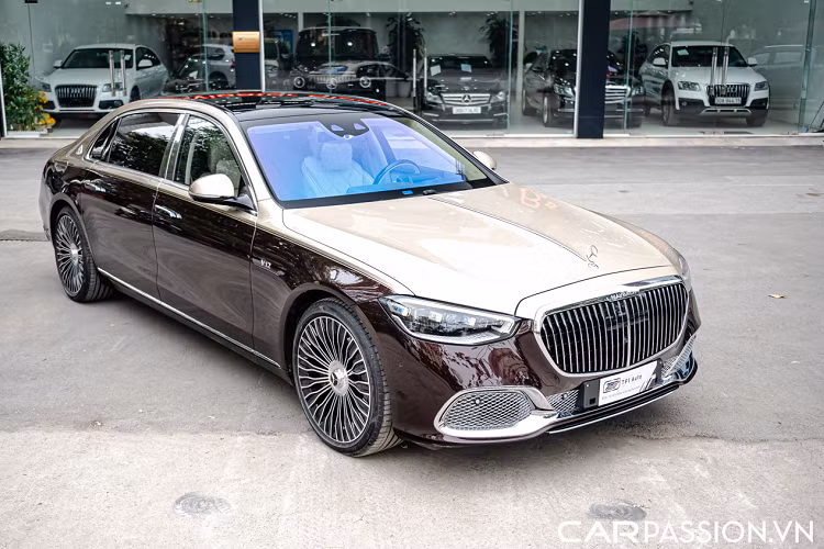 Về tổng thể, Mercedes-Maybach S-Class thế hệ mới có chiều dài cơ sở là 3396 mm, dài hơn phiên bản S-Class thông thường khoảng 18 cm, chiều dài tổng thể là 5469 mm. Chính với chiều dài thoải này mà mẫu xe sẽ mang lại trải nghiệm tuyệt vời hơn đáng kể cho hành khách với khoang sau cực kỳ tiện nghi, sang trọng và đẳng cấp.