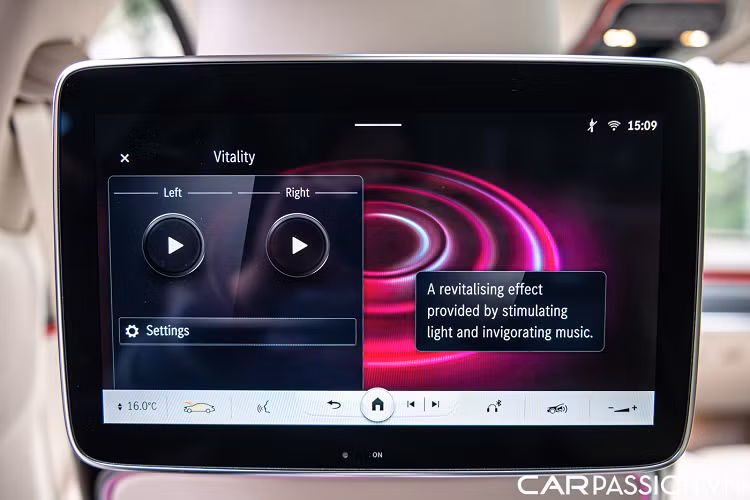 Xe cũng được trang bị một máy tính bảng Samsung đã được kết nối với hệ điều hành giúp người dùng điều chỉnh thiết lập trên xe. Chiếc S680 này sở hữu khoang nội thất bọc da Exclusive Nappa màu trắng kem Macchiato Beige và Bronze Brown Pearl, các tấm ốp trang trí trên bảng táp lô cũng như các bụng cửa là tùy chọn ốp gỗ óc chó cùng các đường nhôm dọc. Riêng tùy chọn tấm ốp trang trí trong nội thất xe đã tiêu tốn thêm khoảng 75 triệu đồng.