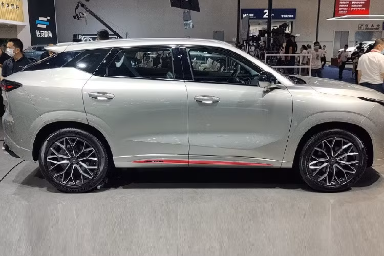 Không chỉ có kích thước khá lớn, Changan Oshan Z6 2022 giá rẻ còn mang trên mình nhiều đường nét sắc sảo và góc cạnh. Trên đầu xe, mẫu SUV Trung Quốc được trang bị cụm đèn pha LED hẹp, vuốt về phía sau. Bên cạnh đó là lưới tản nhiệt tràn viền, cản trước thể thao và 2 khe gió hình tam giác nằm dọc.