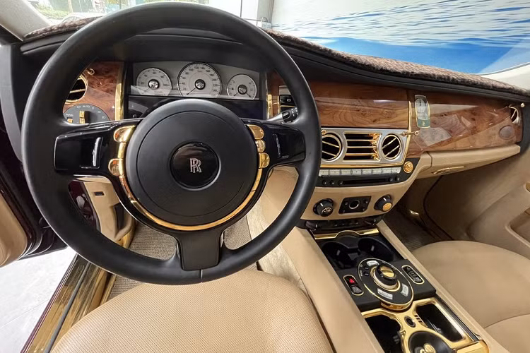 Thời gian tổ chức cuộc đấu giá lần thứ 2 dành cho chiếc Rolls-Royce Ghost "mạ vàng" sẽ diễn ra vào lúc 09 giờ 30 phút ngày 09/11/2022. Về giấy tờ quyền sở hữu, quyền sử dụng đối với tài sản đấu giá cho chiếc Rolls-Royce Ghost của ông Trịnh Văn Quyết mang biển số 30F-187.88 bao gồm giấy chứng nhận đăng ký xe ô tô số 474115 do Phòng cảnh sát giao thông – công an thành phố Hà Nội cấp ngày 26/05/2018 đứng tên Công ty CP Đầu tư Du thuyền và Sân Golf FLC Biscom (Nay là Công ty CP Đầu Tư Kinh Doanh Phát Triển Bất Động Sản FLCHomes).