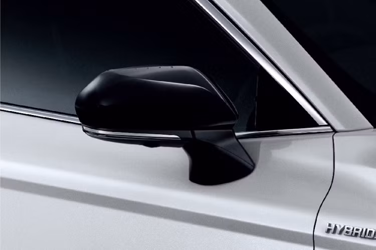 Bên trong Toyota Camry 60th Anniversary 2022 là không gian nội thất gần như không thay đổi so với bản thường. Hãng Toyota chỉ bổ sung logo "60" trên tựa đầu ghế trước cho xe. Bên cạnh đó là chỉ khâu màu đỏ ở ghế, bệ tì tay trên cửa và bệ tì tay trung tâm.