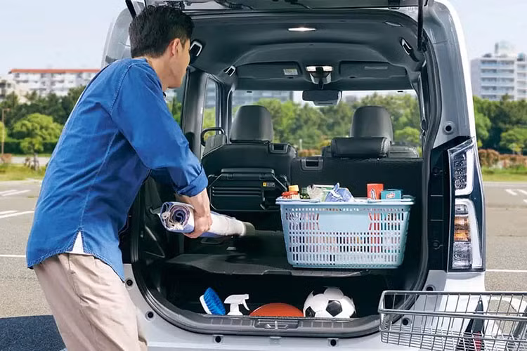 Ngoài ra, xe còn có nhiều chi tiết mạ crôm như viền bao quanh lưới tản nhiệt hay nẹp nằm giữa 2 cụm đèn pha. Ngay cả đèn pha của Daihatsu Tanto Custom 2023 cũng có thiết kế riêng và được chia thành 2 tầng bằng nẹp mạ crôm bên trong.