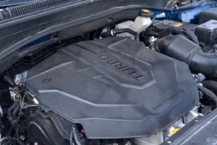 Tại thị trường Hàn Quốc, Hyundai SantaFe 2023 được tăng cường độ an toàn với những tính năng mới như phanh tự động sau va chạm, túi khí ở giữa hàng ghế trước, hệ thống hỗ trợ tránh va chạm phía sau, cảnh báo va chạm khi mở cửa và cảnh báo còn hành khách trên hàng ghế sau ở mọi phiên bản.