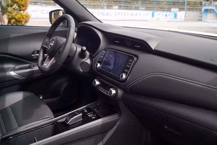 Thảm sàn Nissan chính hãng, nút bấm khởi động máy, tính năng mở cửa không cần chìa khóa, điều hòa tự động, ghế sau gập 60:40, mặt táp-lô bọc da màu đen, trang trí bằng chỉ khâu màu xám và cổng USB cho hàng ghế sau cũng có trên mẫu SUV hạng B này.