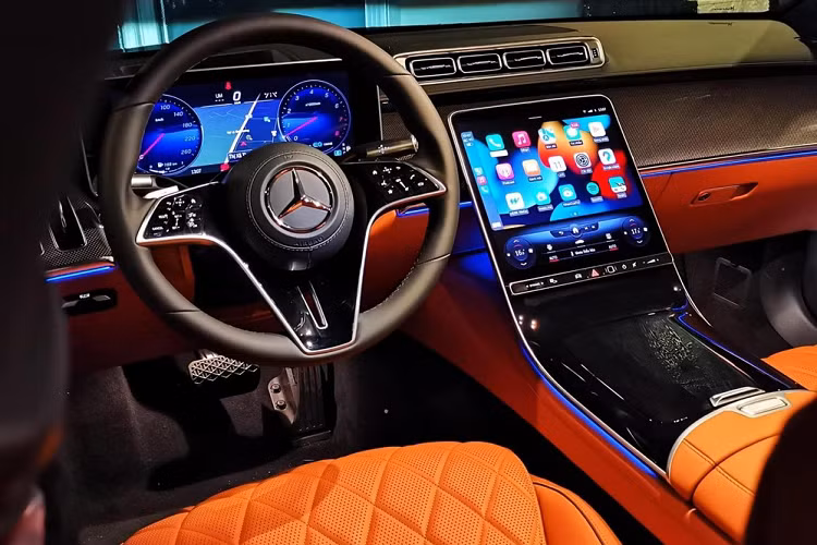 Thay đổi tiếp theo chính là việc các hốc gió của sedan hạng sang cỡ lớn Mercedes-Benz S450 Luxury thế hệ mới còn kéo dài sang 2 bên đầu xe, tích hợp thêm trang bị thanh nẹp mạ crôm cá tính, lưới tản nhiệt của xe được hạ thấp xuống gần hốc gió trước hơn so với bản cũ.