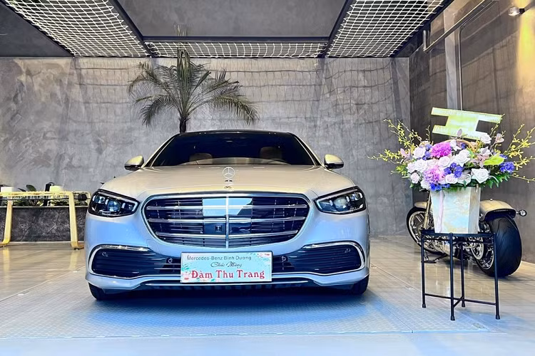 Vào tối hôm qua, 23/5/2022, vợ chồng Cường Đô la và Đàm Thu Trang, đã đón nhận thêm 1 thành viên mới trong bộ sưu tập xe của mình. Đó là một chiếc xe sang Mercedes-Benz S450 thế hệ mới rất đẹp mắt và đang nhận được nhiều sự quan tâm của giới đại gia trong nước.