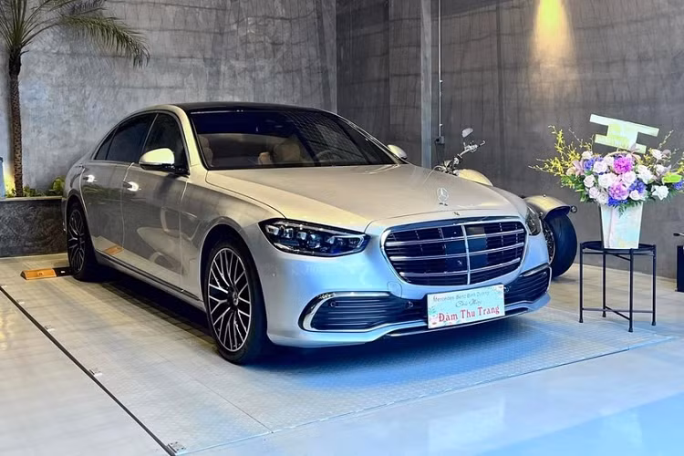 Những hình ảnh được 1 người bạn, cũng là đại diện Mercedes-Benz bàn giao xe cho vợ chồng Cường Đô la đăng tải cho thấy, chiếc xe sang Mercedes-Benz S450 thế hệ mới này được doanh nhân phố núi mua tặng cho vợ. Như vậy, đây đã là chiếc xe Mercedes-Benz thứ 2 mà Đàm Thu Trang sở hữu, xe đầu tiên là Mercedes-AMG G63 với màu sơn xanh China đẹp mắt và cũng được mua chính hãng.