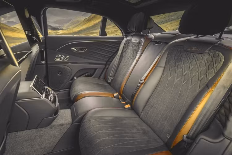 Bentley cũng cung cấp cho mẫu xe này gói tùy chọn Blackline Specification, sơn đen tất cả các chi tiết trang trí bên ngoài và tạo cho mẫu Flying Spur Speed một diện mạo cực kỳ bí ẩn.