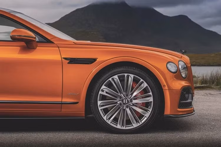 Nhờ đó Flying Spur Speed có khả năng tăng tốc từ 0 - 96 km/h trong chỉ 3,7 giây. Sức mạnh này cũng giúp mẫu sedan siêu sang này sánh ngang với rất nhiều mẫu siêu xe.