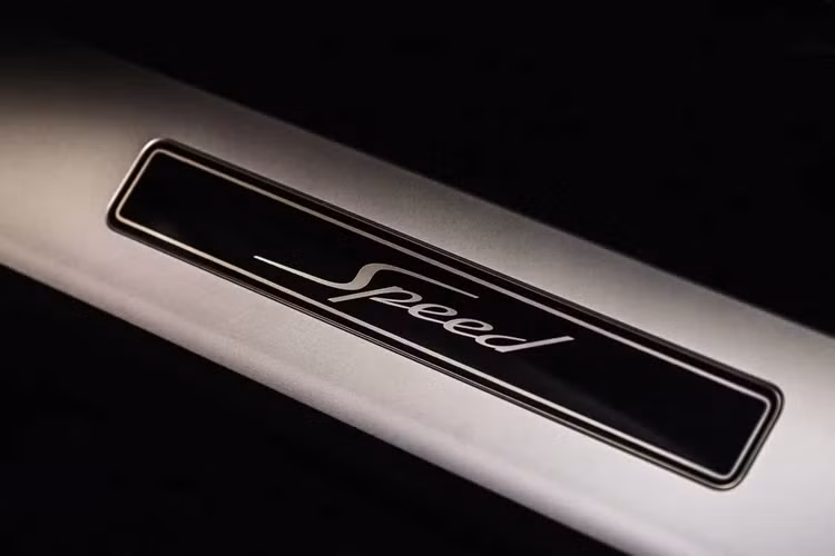 Bentley cũng tinh tế khi cài đặt thêm một chế độ hiển thị với 3 đồng hồ cung cấp thông tin tựa như những mẫu xe đua ở ngay màn hình giải trí trung tâm.