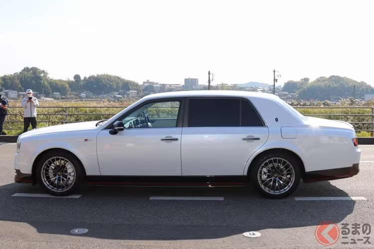 Tại thị trường Nhật Bản, Toyota Century vốn được mệnh danh là "Rolls-Royce của Nhật Bản". Cách đây không lâu, tại Nhật Bản đã xuất hiện tin đồn về việc hãng Toyota phát triển SUV siêu sang mang tên Century để cạnh tranh với Rolls-Royce Cullinan. Theo tin đồn, SUV siêu sang mới của Toyota sẽ không phải là một phiên bản của dòng Century dù sở hữu chung tên gọi.