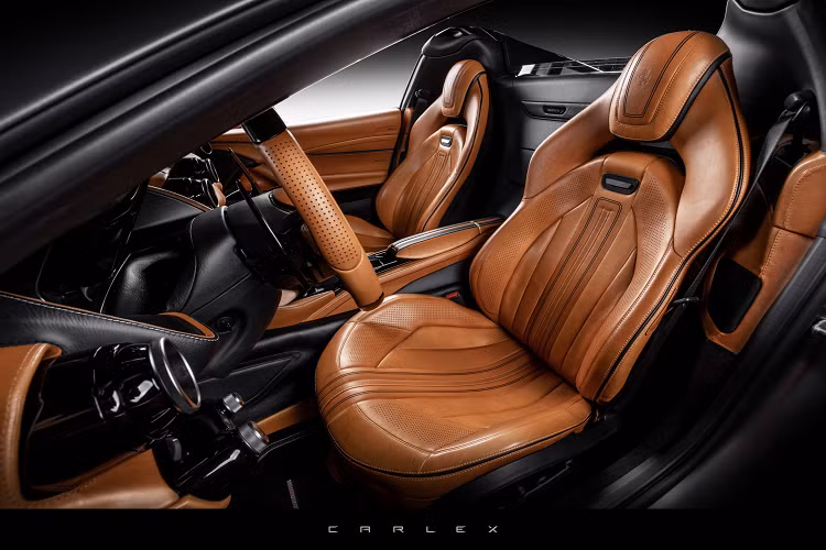 Bao bọc lấy một phần của nội thất Ferrari 812 GTS độ Carlex Design là da của linh dương Kudu, được thể hiện bởi màu caramel ấm với những vết xước tự nhiên mang đến không gian cổ điển cho cabin. Phần còn lại là da của trâu rừng với màu đen bóng kết hợp cùng những đường chỉ khâu tương phản, họa tiết khắc laze và các tấm kim loại hòa quyện. Các chi tiết nhựa giờ đây cũng được sơn đen bóng.