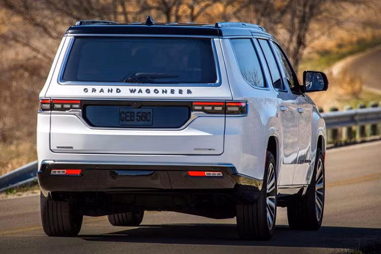 Jeep Wagoneer L 2023 sẽ được trang bị hệ thống treo với lò xo trụ tiêu chuẩn. Hệ thống treo khí nén Quadra-Lift được trang bị tùy chọn cho Jeep Wagoneer L và tiêu chuẩn ở Grand Wagoneer L. Hệ thống treo khí nén này có thể thay đổi chiều cao gầm theo 5 chế độ khác nhau, bao gồm chế độ giúp nâng gầm 51 mm. Khi người lái chọn chế độ này, xe sẽ có chiều cao gầm 254 mm.