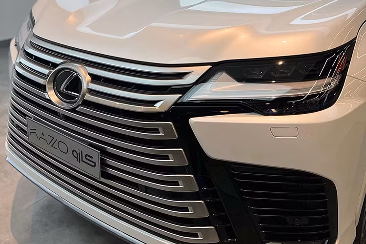 Phần đầu xe vẫn xuất hiện lưới tản nhiệt hình con suốt đặc trưng nhưng kích thước đã được tăng lên một chút. Bảy nan ngang cũng được mở rộng giúp cải thiện tính khí động học. Hai bên lưới tản nhiệt là cụm đèn pha với thiết kế thanh mảnh, kết hợp đèn LED ban ngày hình chữ “L”. Sâu xuống phía dưới là hốc hút gió cỡ lớn với các nan như mặt ca lăng giúp đầu xe trông mạnh mẽ, nam tính hơn đời cũ.