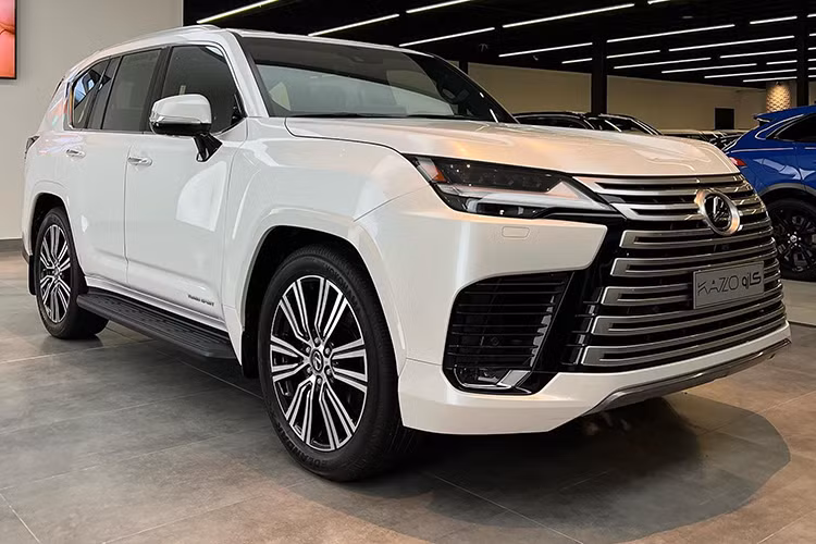 Nếu trước đây, mẫu xe Lexus LX 570 chỉ có duy nhất một phiên bản 7 chỗ thì trên LX600 2022 sẽ cung cấp cho khách hành cả cấu hình 4 chỗ ngồi trên bản VIP, với hàng ghế sau dạng thương gia. Dự đoán là khi được ra mắt, Lexus LX600 2022 sẽ rất được các “chủ tịch” săn đón.