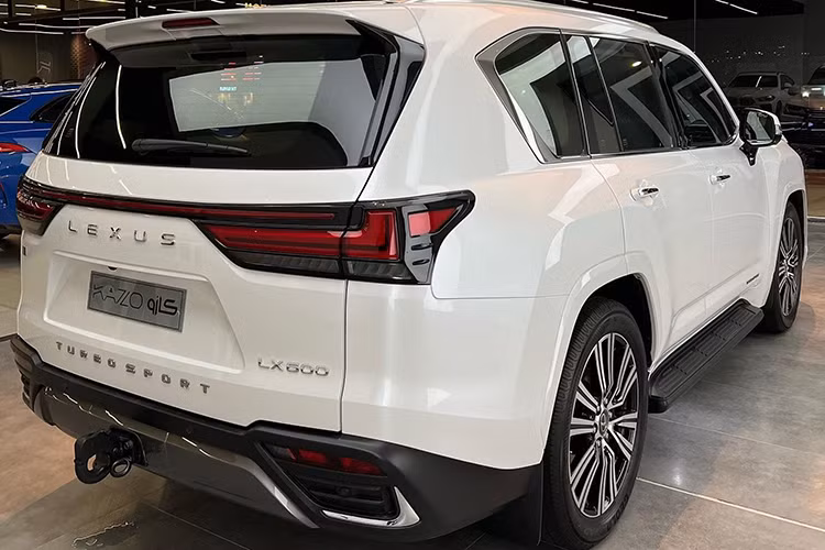 Lexus LX600 2022 được phát triển dựa trên nền tảng Toyota Land Cruiser LC300 nhưng có nhiều điểm tinh chỉnh để sang trọng và cao cấp hơn. Trọng lượng của xe cũng được giảm 200kg và hiệu suất cũng được cải thiện. Chiều dài cơ sở của xe vẫn được giữ nguyên, nhưng các đường nét thiết kế có phần mềm mại và gọn gàng hơn.