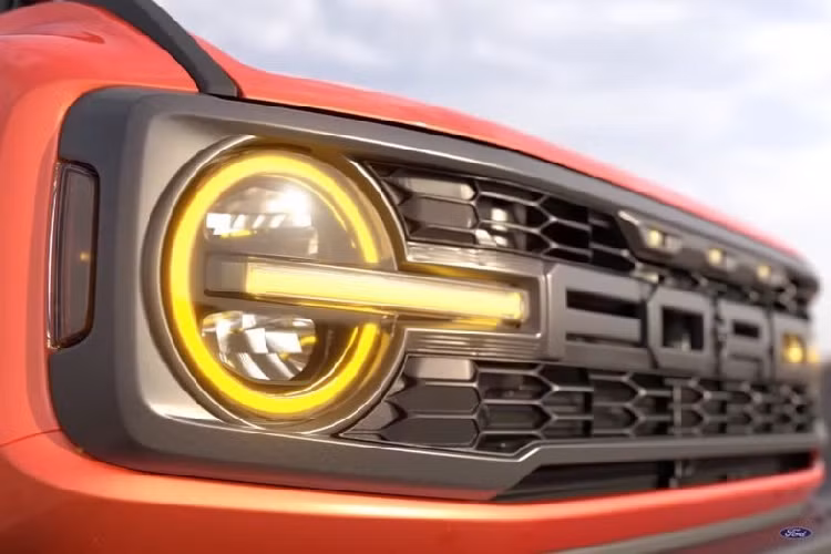 Bên sườn xe, Ford Bronco Raptor 2022 đi kèm chắn bùn rộng hơn và chiều cao gầm tăng lên. Theo tin đồn, Ford Bronco Raptor 2022 sẽ chỉ có kiểu dáng 4 cửa và đi kèm màu sơn cam Code Orange dành riêng cho xe.