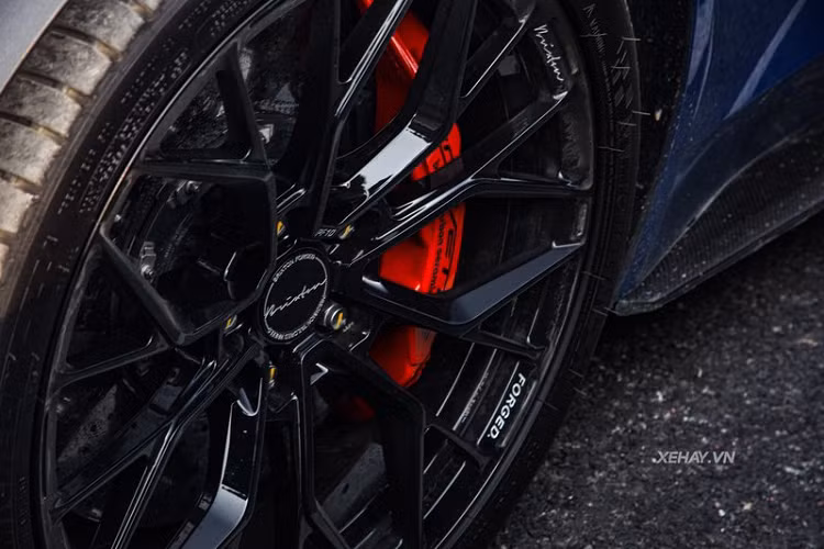 Đáng chú ý, chiếc Corvette Z06 này đã được trang bị gói tùy chọn Aerodynamic Package, càng khiến cho diện mạo xe trông cá tính và mạnh mẽ hơn nữa.