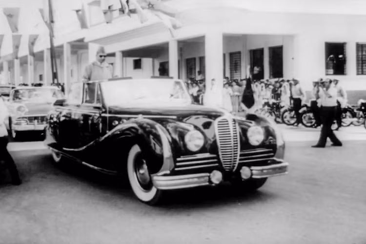 Chiếc xe này được Tiểu vương Mohammed V của Vương quốc Maroc đặt mua mới vào năm 1950. Lúc đó, vị Tiểu vương này đã đặt mua xe với ngoại thất màu đen và nội thất đỏ tương phản.
