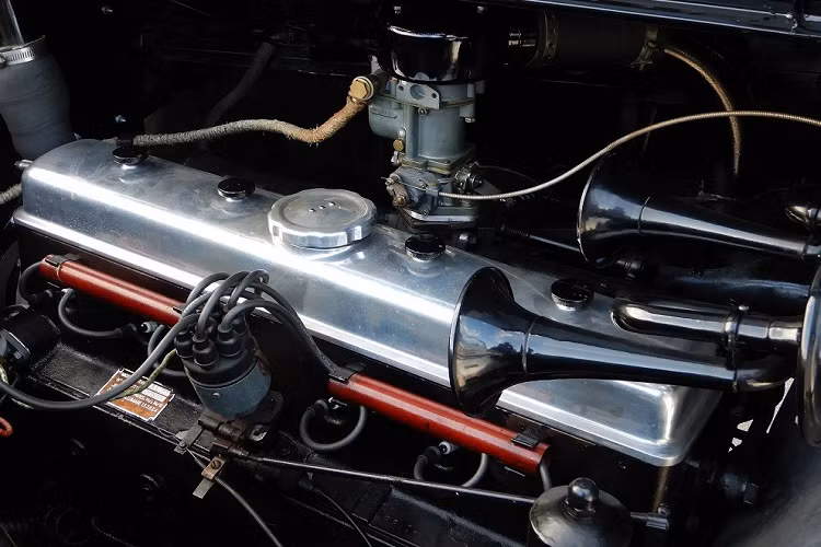 Theo thông tin rao bán, chiếc Delahaye 180 Cabriolet Limousine Convertible 1950 có số công-tơ-mét khá thấp, chỉ 34.313 dặm (khoảng 55.000 km).