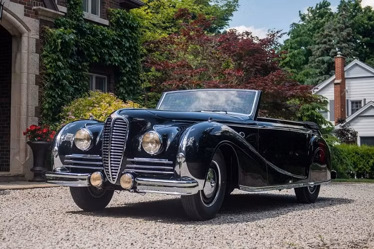 Chiếc Delahaye 180 Cabriolet Limousine Convertible đời 1950 này từng được công ty đấu giá RM Sotheby's chào bán với mức giá 318.500 USD (tương đương khoảng 7,65 tỷ đồng) vào hồi tháng 8/2022 này.