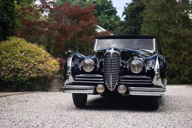 Sở dĩ chiếc xe cổ Delahaye 180 Cabriolet Limousine Convertible này tăng giá mạnh như vậy vì người bán đã tìm ra tài liệu mới xác nhận lai lịch của xe. Theo tài liệu này, chiếc Delahaye 180 Cabriolet Limousine Convertible 1950 hóa ra từng thuộc sở hữu của 2 vị vua.