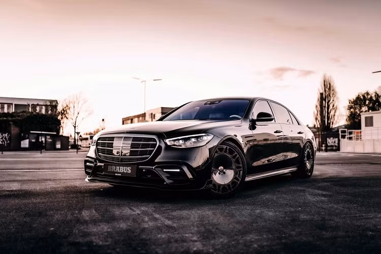 Đã nhắc đến Brabus bạn cũng đừng hy vọng họ sẽ bỏ qua việc nâng cấp động cơ cho xe, sản phẩm độ B50 này vẫn được trang bị khối động cơ xăng 6 xi-lanh thẳng hàng, tăng áp, dung tích 3.0 lít có thêm mô-đun B50 - 500 PowerXtra do Brabus phát triển để tạo ra thêm 58 mã lực lên 493 mã lực và mô-men xoắn cực đại đạt con số 590 Nm.