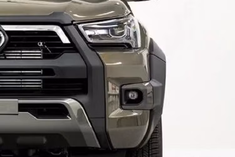 Có thể nhận ra ngay ở phiên bản 2023 này, mẫu xe bán tải Toyota Hilux đã thiết kế hầm hố hơn, vòm bánh xe được mở rộng và nhô ra bên ngoài, đi kèm với phần thân trước mới được nới rộng để phù hợp với cản trước.