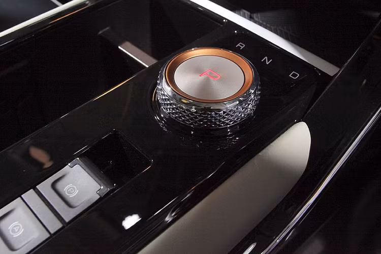 Không chỉ đầy đủ tiện nghi, Haval H6 PHEV 2022 còn ghi điểm với hàng loạt trang bị an toàn như hệ thống kiểm soát hành trình thích ứng ở mọi dải tốc độ, hỗ trợ đỗ xe tự động 3 hướng, hỗ trợ lùi tự động, phanh khẩn cấp tự động